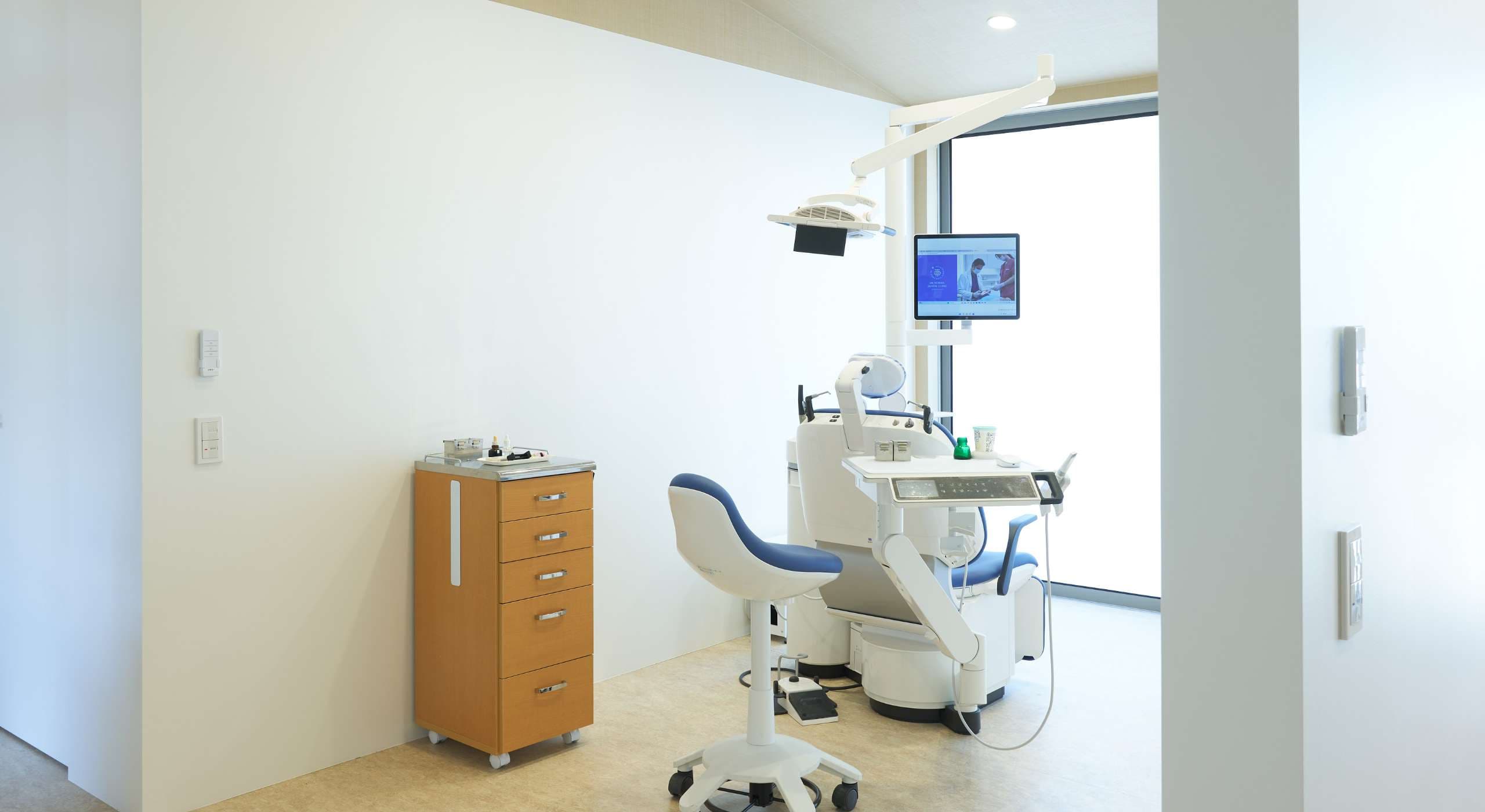 cover image of ABOUT / 院長と診療所の歴史